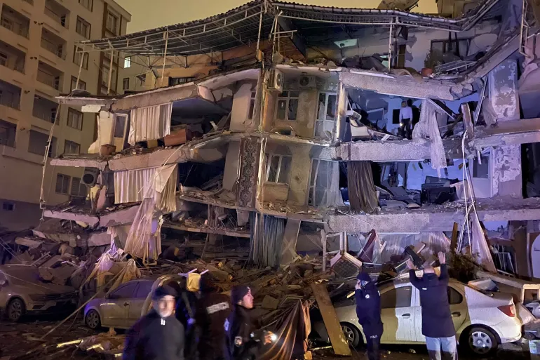 قتلى ودمار كبير.. زلزال بقوة 7.4 درجات يضرب جنوب تركيا