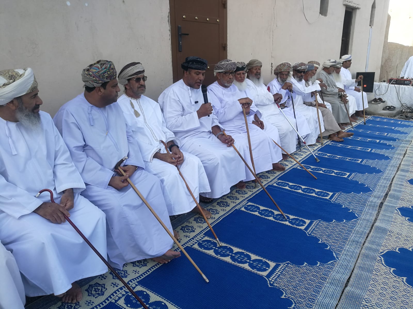 ملتقى كبار السن بحارة الجامع بولاية أدم يستحضر ملامح الحياة العمانية الأصيلة وذكريات الماضي 
