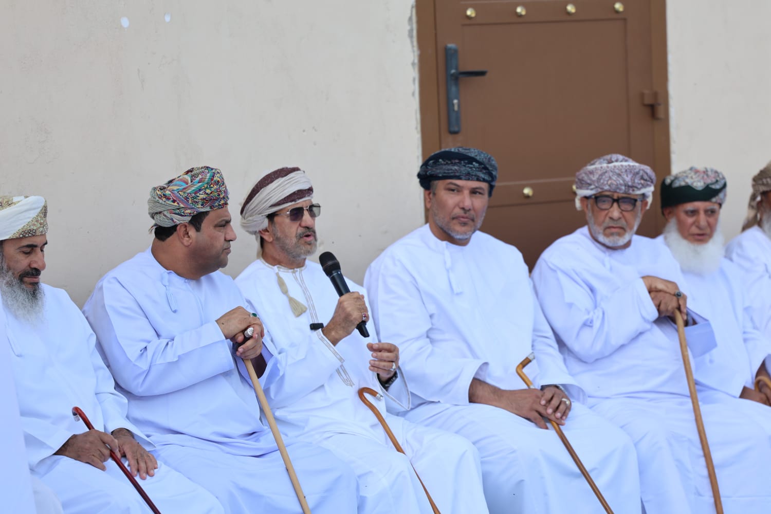 لقاء اجتماعي بولاية أدم يجمع 80 من كبار السن لتعزيز التواصل بين الأجيال 
